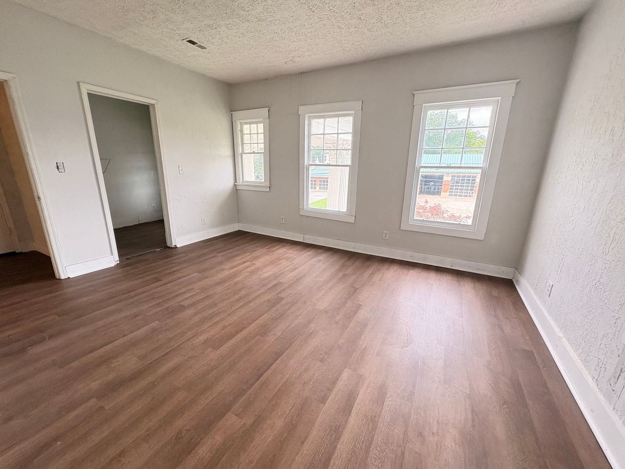 311 N Center Ave - Photo 4 of 23
