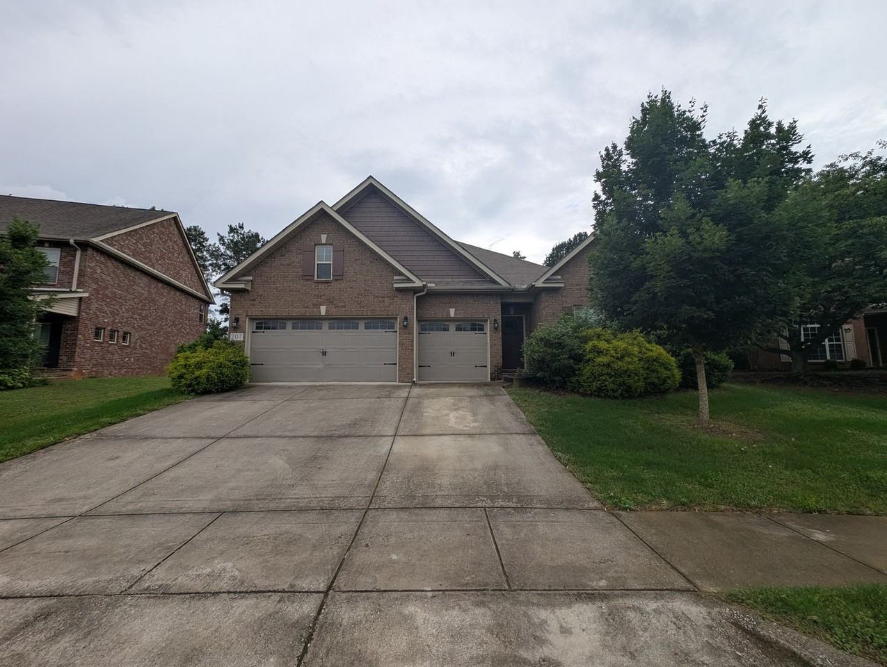 207 Blackwood Dr - Photo 2 of 47