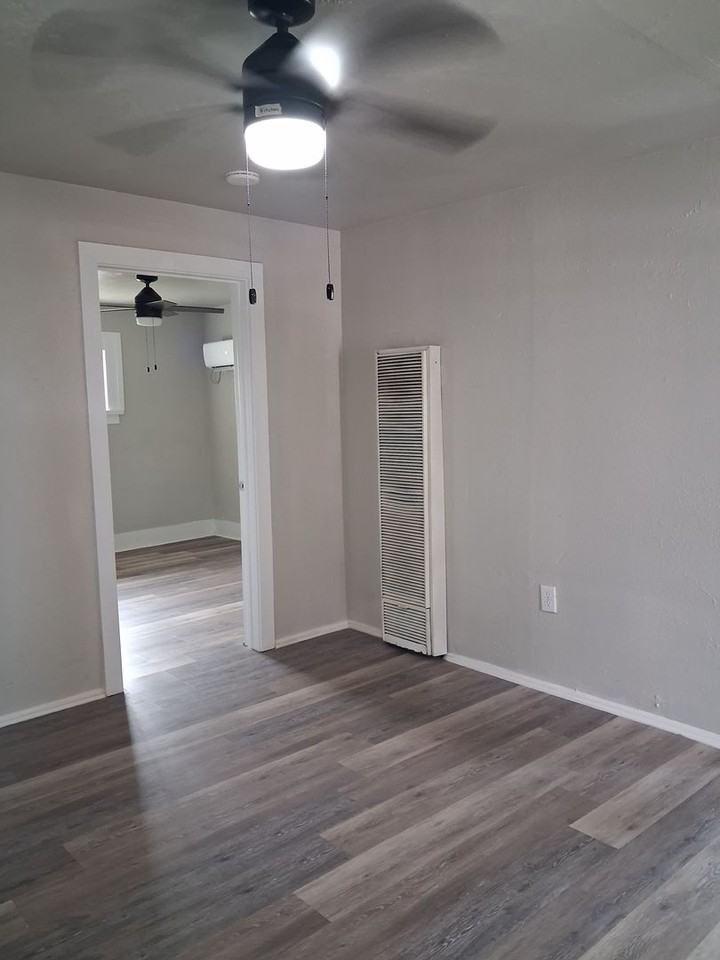 704 S Abilene Ave - Photo 2 of 11