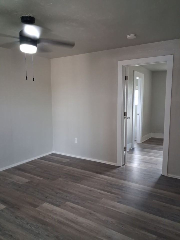 704 S Abilene Ave - Photo 3 of 11