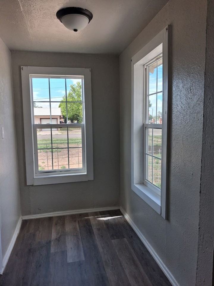 704 S Abilene Ave - Photo 4 of 11