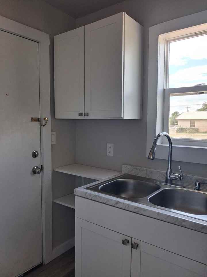 704 S Abilene Ave - Photo 5 of 11