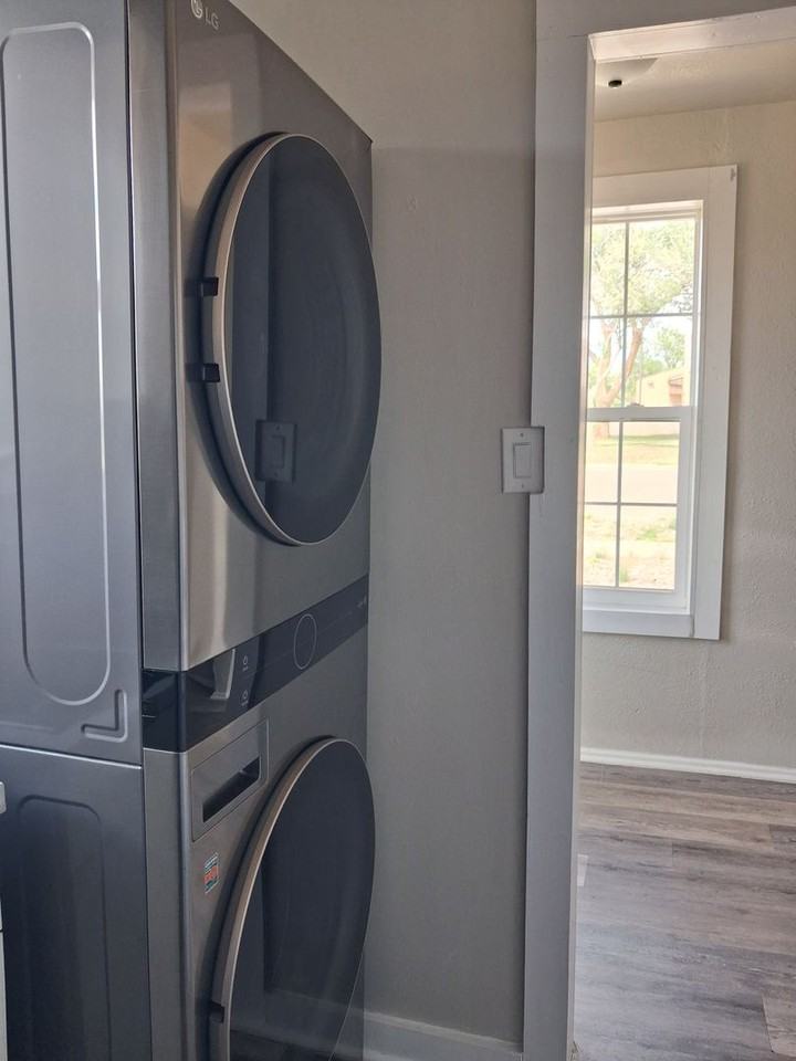 704 S Abilene Ave - Photo 7 of 11