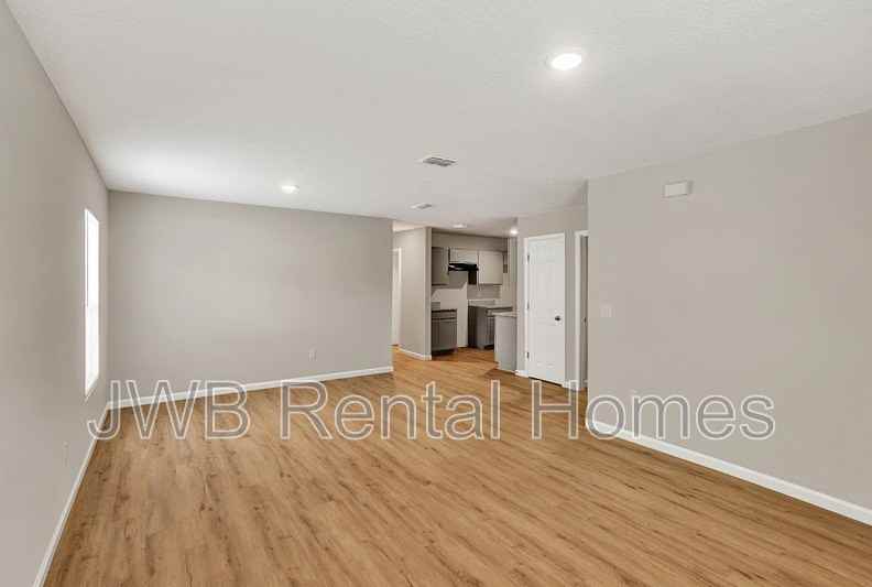555 E 55th St - Photo 4 of 18