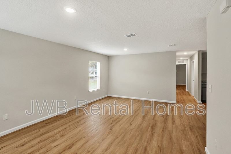 555 E 55th St - Photo 6 of 18