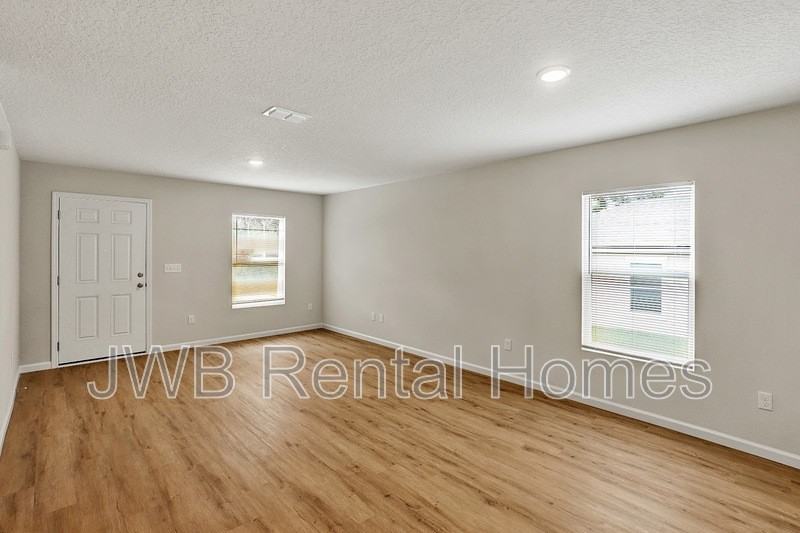 555 E 55th St - Photo 7 of 18