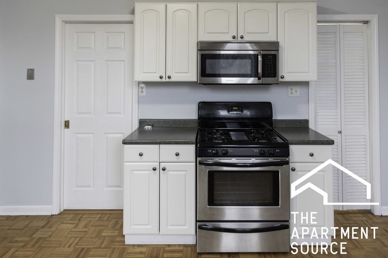 2215 W Wellington Ave #1R - Photo 2 of 23