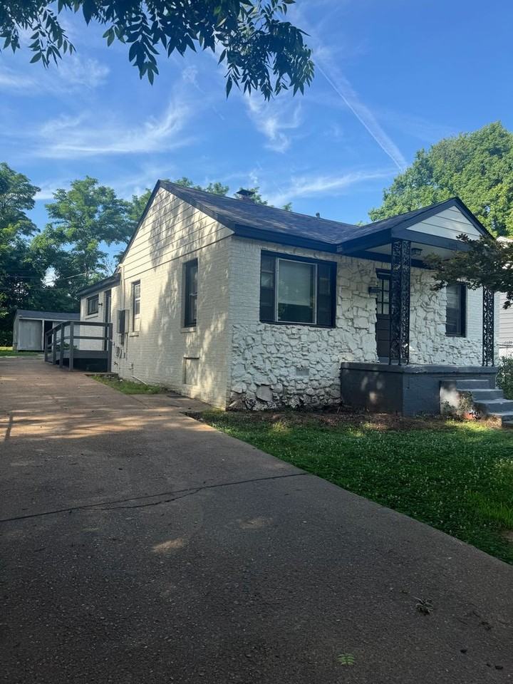 1981 Boyle Ave - Photo 2 of 10