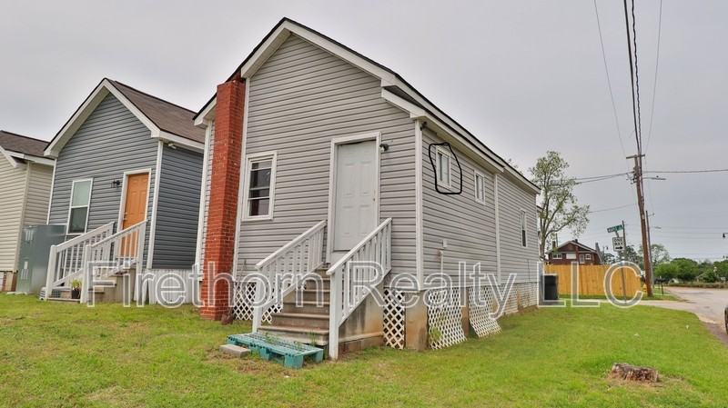 1400 Maple St - Photo 4 of 32