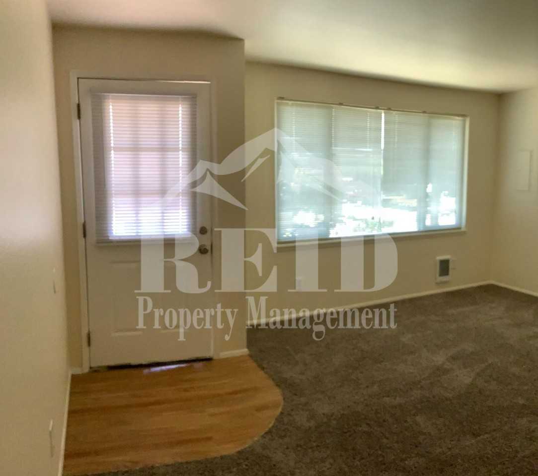 1054 Callahan Dr - Photo 4 of 29