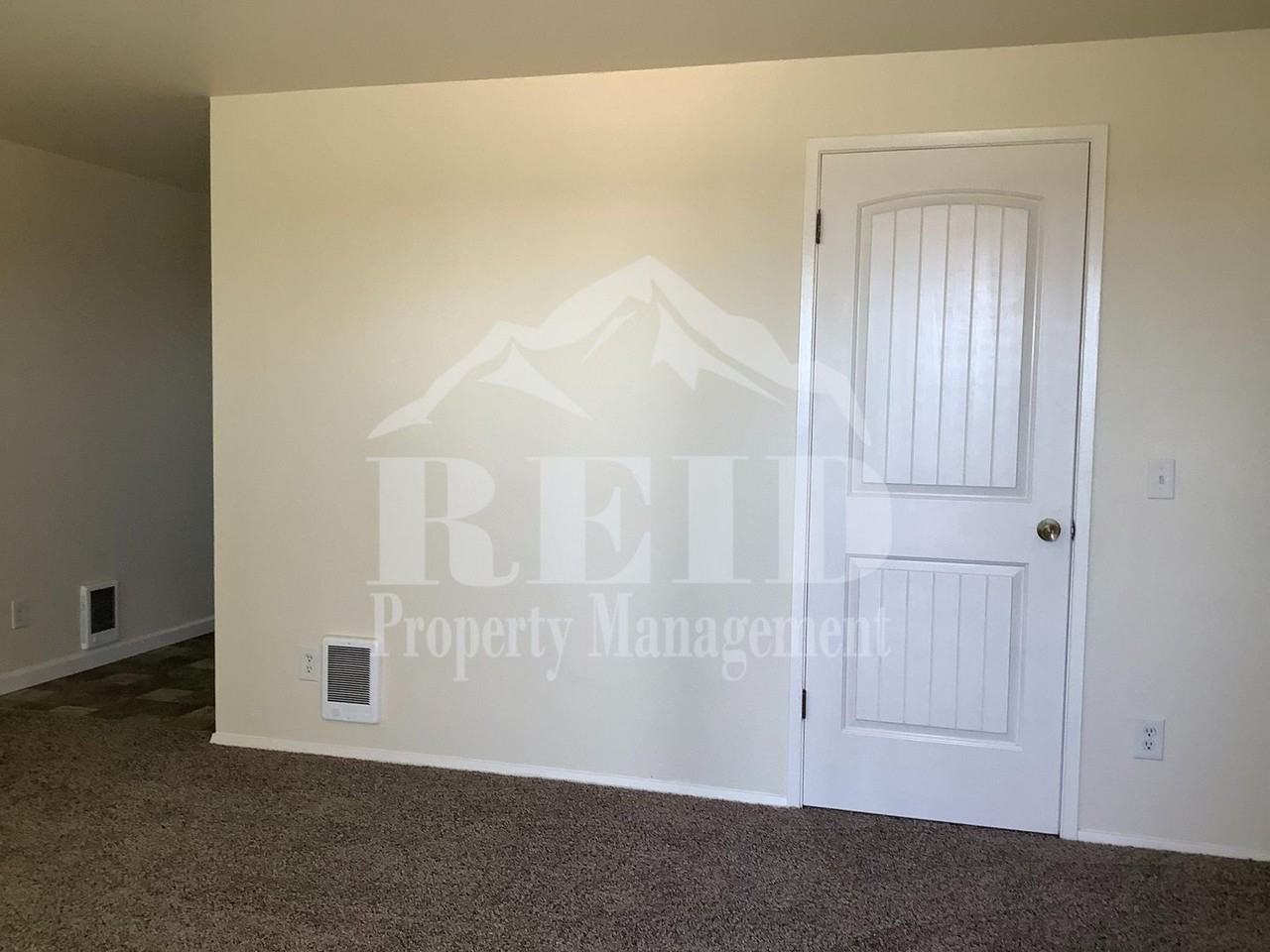 1054 Callahan Dr - Photo 6 of 29