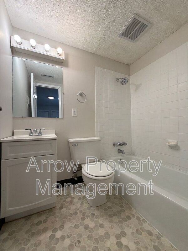 1111 E St #7 - Photo 4 of 8