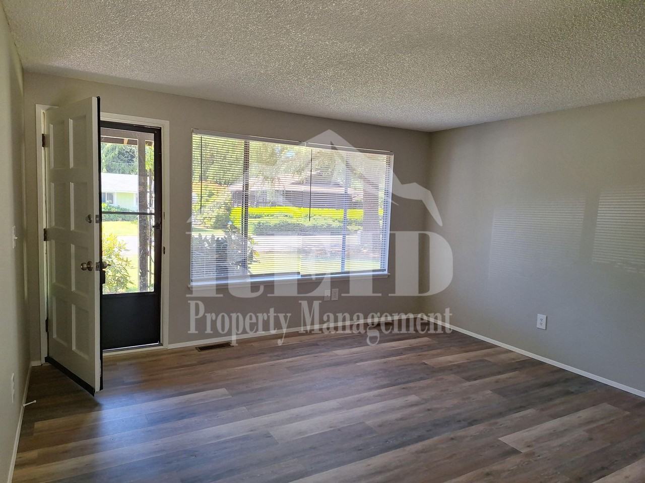 265 Ne Silver Pine Dr - Photo 3 of 23
