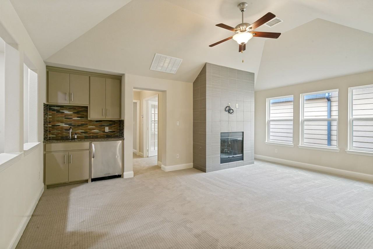 766 E Main St - Photo 2 of 13