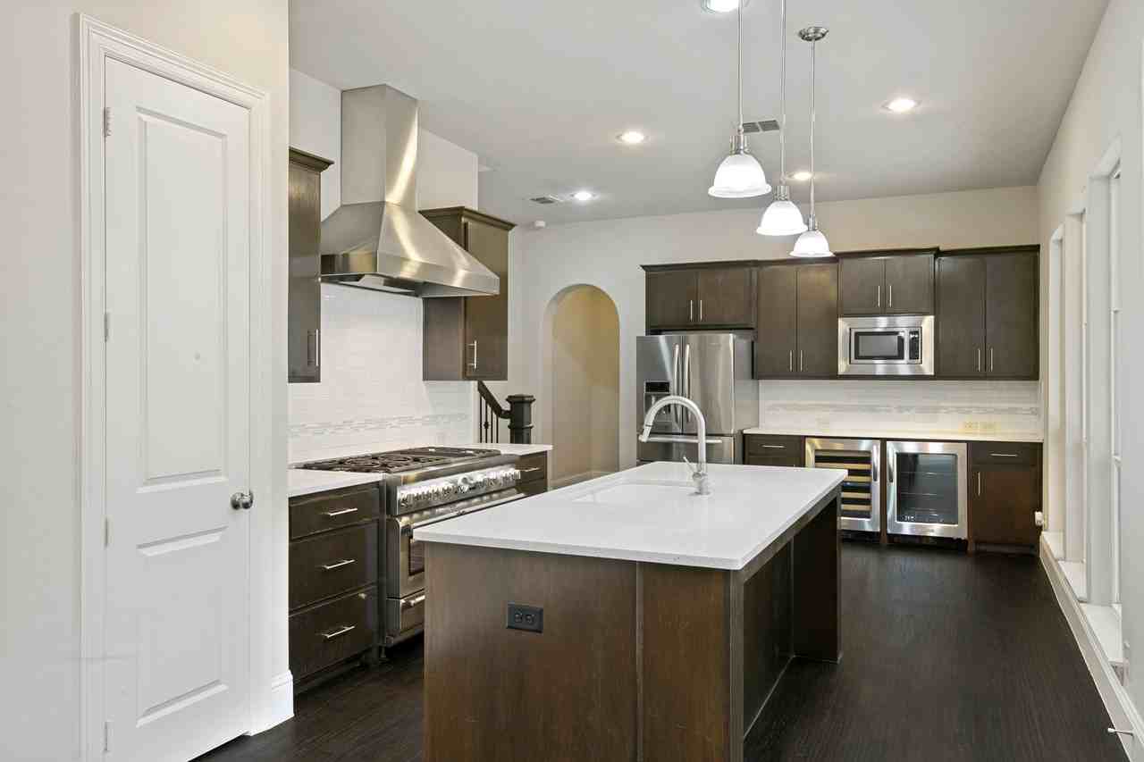766 E Main St - Photo 6 of 13