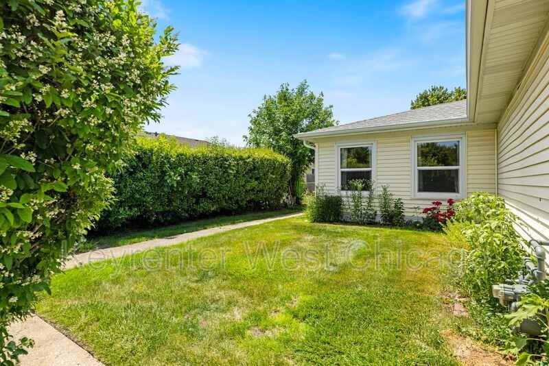 1756 Gilberto St - Photo 3 of 21