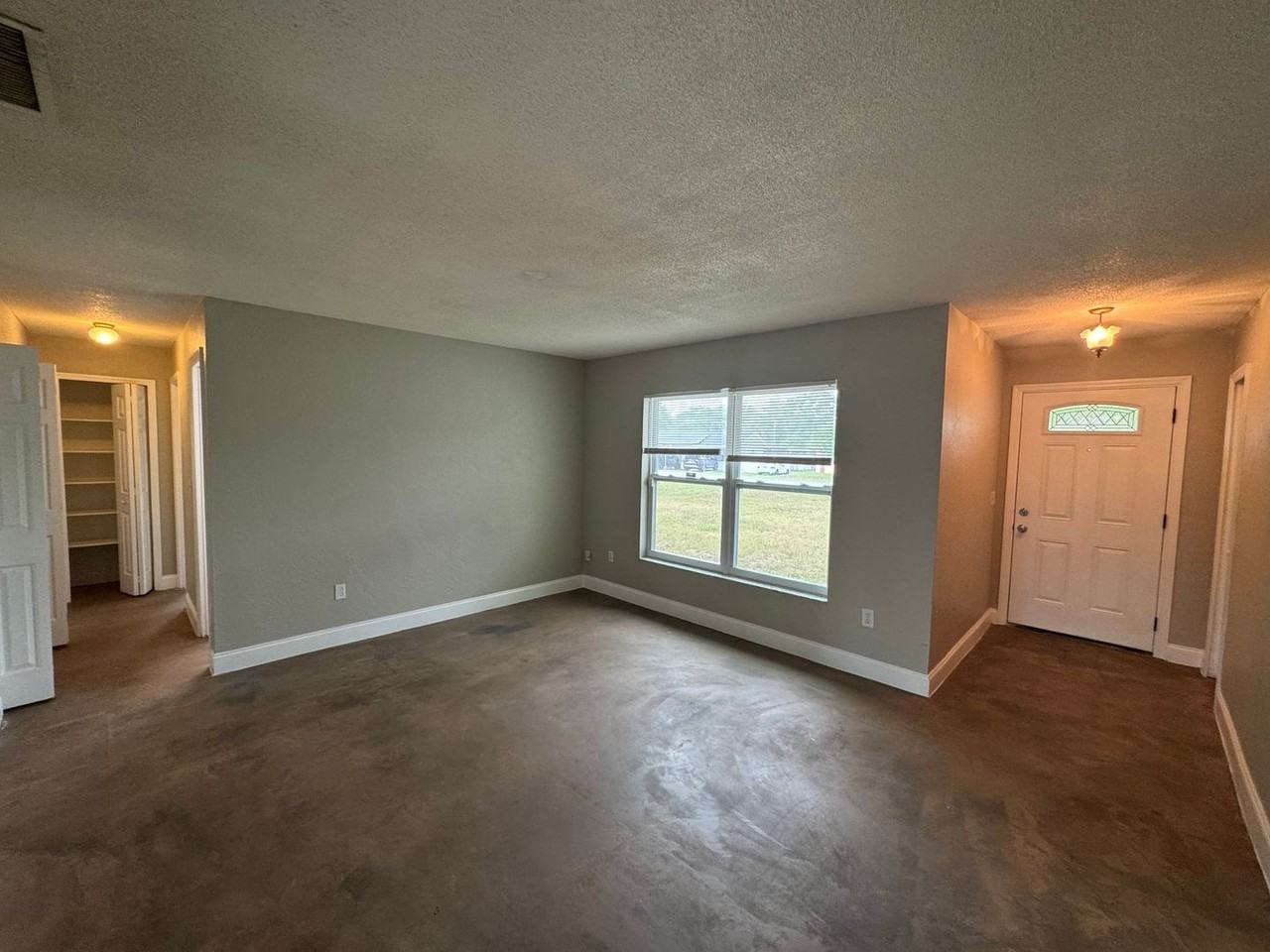 1199 Lawrence Ave - Photo 2 of 22