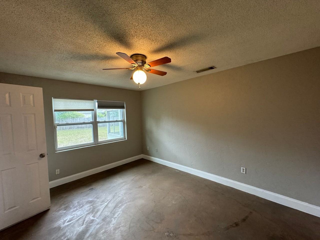 1199 Lawrence Ave - Photo 3 of 22