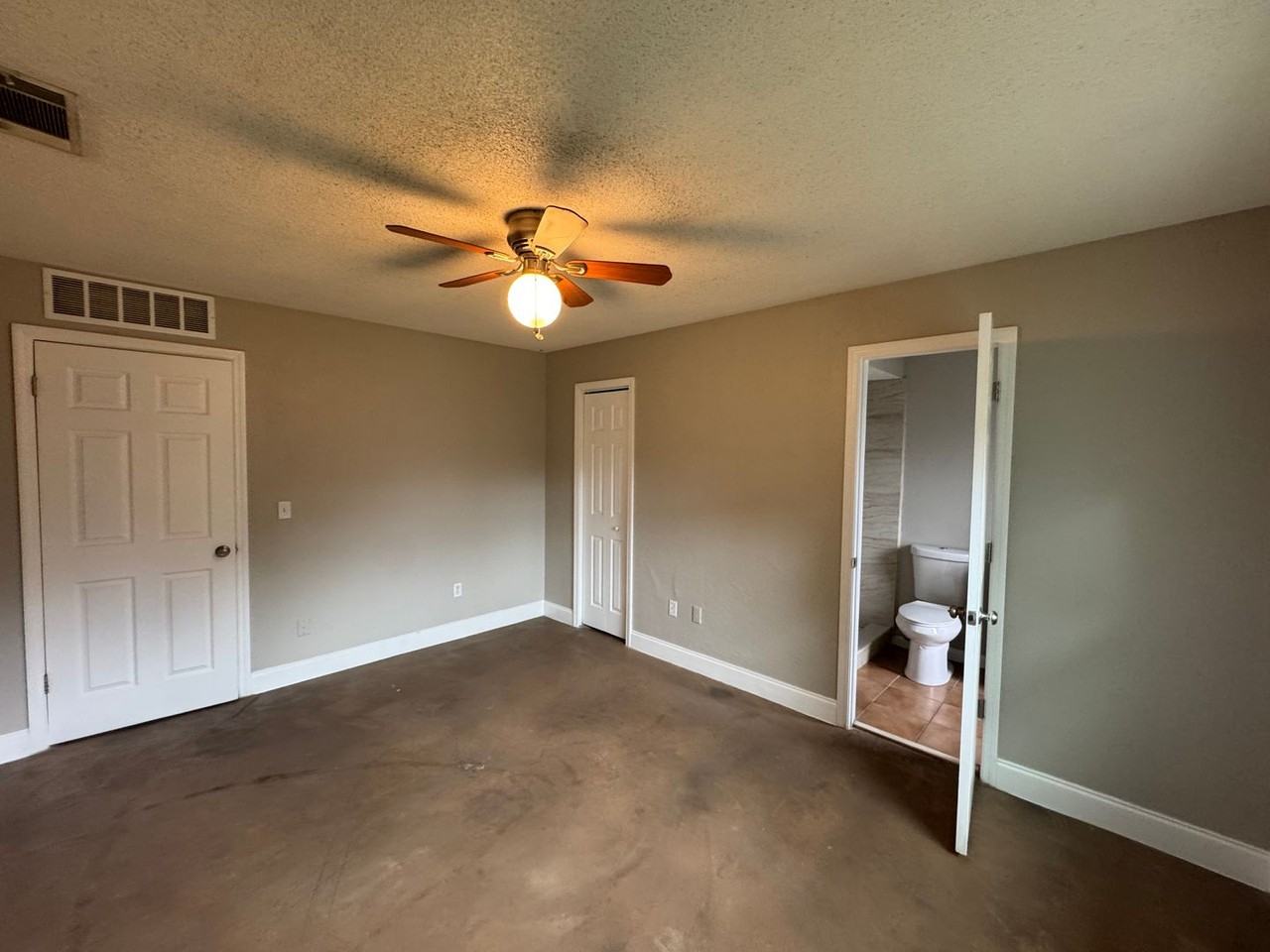 1199 Lawrence Ave - Photo 4 of 22