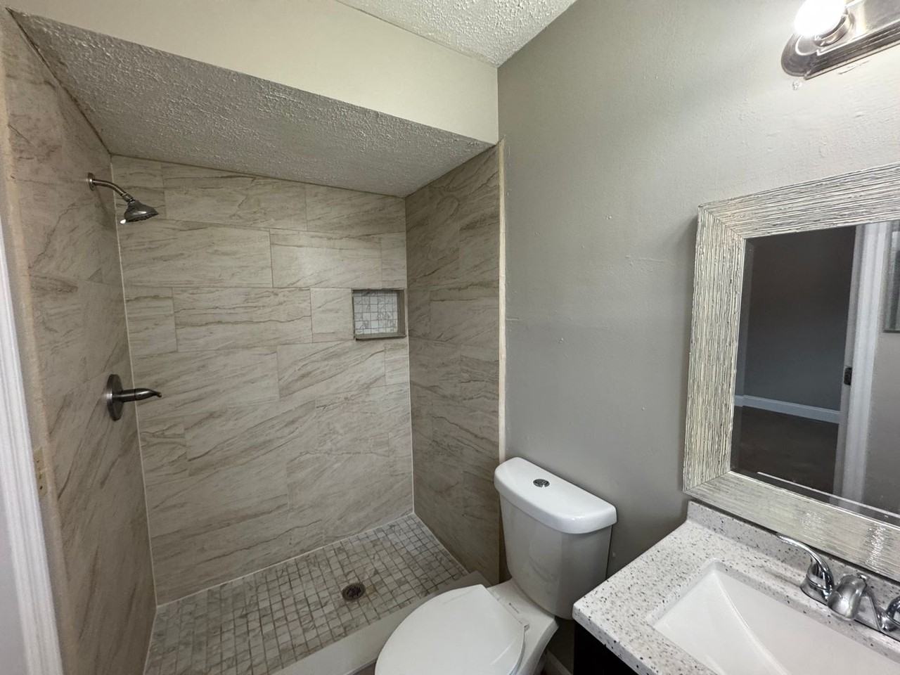 1199 Lawrence Ave - Photo 5 of 22