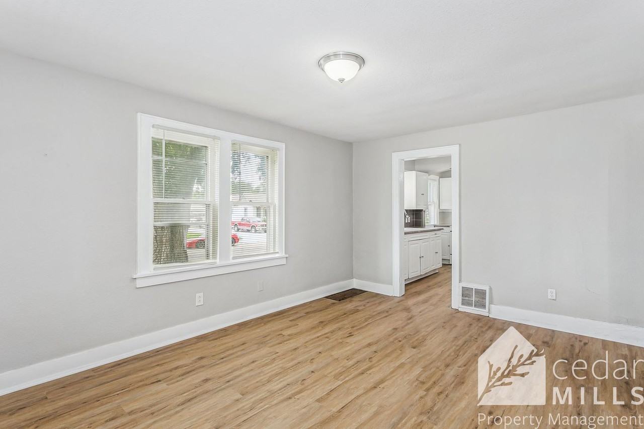 2902 E Lincoln St - Photo 3 of 11