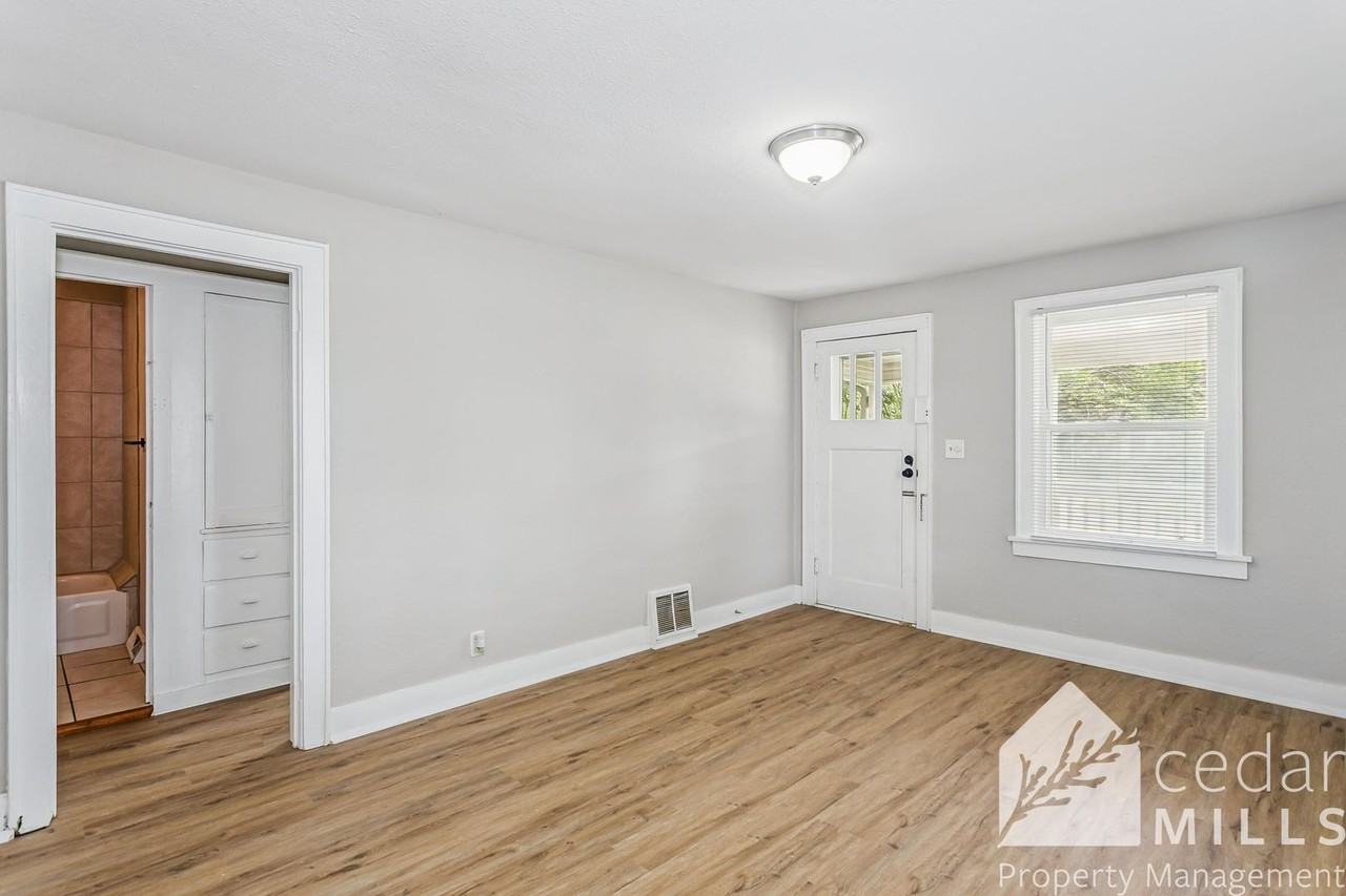 2902 E Lincoln St - Photo 4 of 11