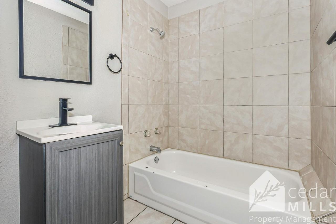 2902 E Lincoln St - Photo 5 of 11
