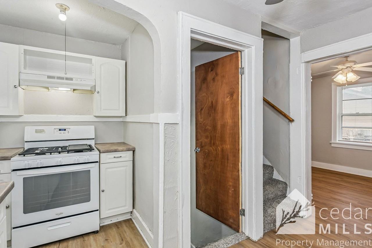 2902 E Lincoln St - Photo 6 of 11