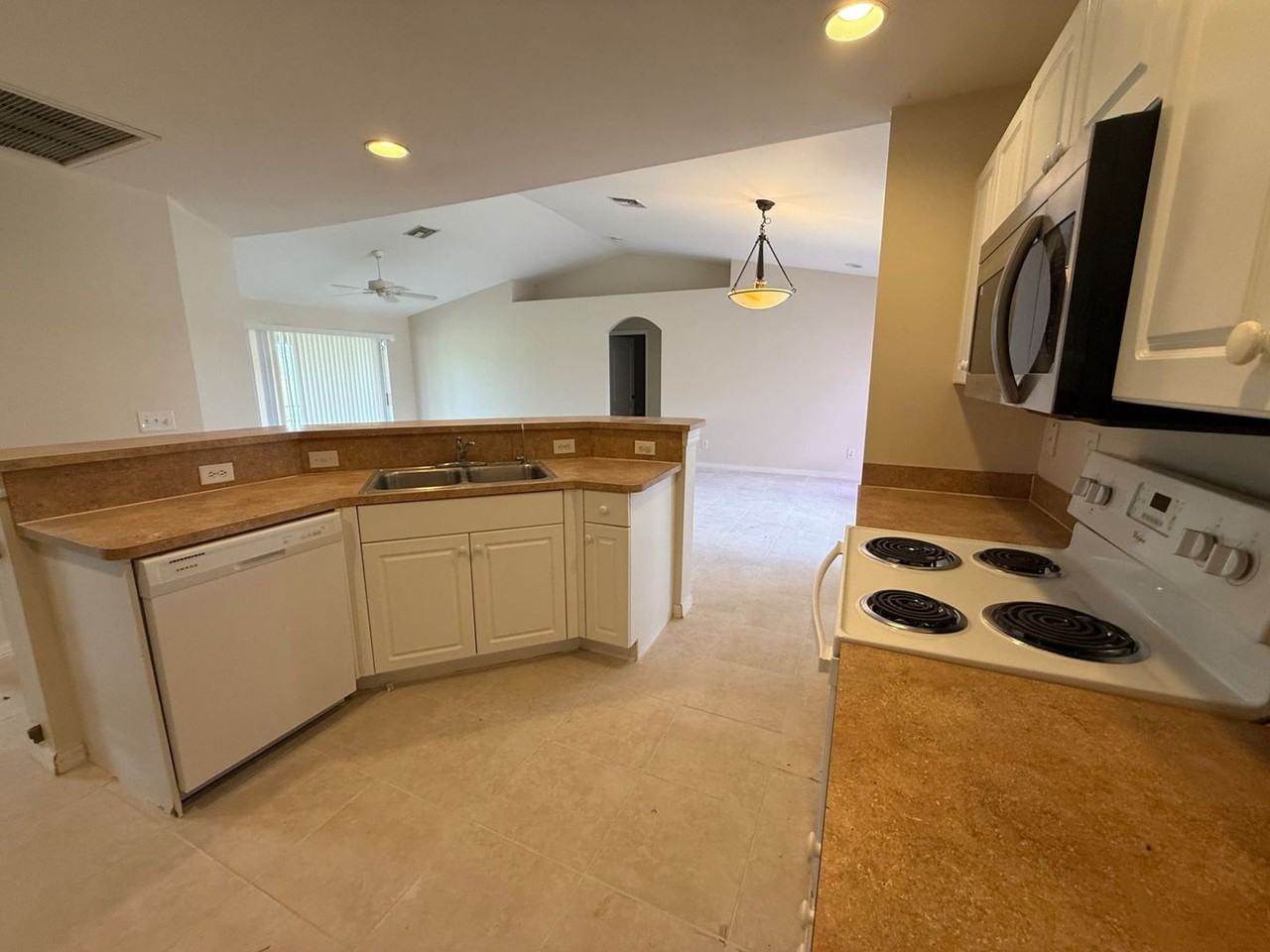 1823 Nw 31st St - Photo 4 of 7