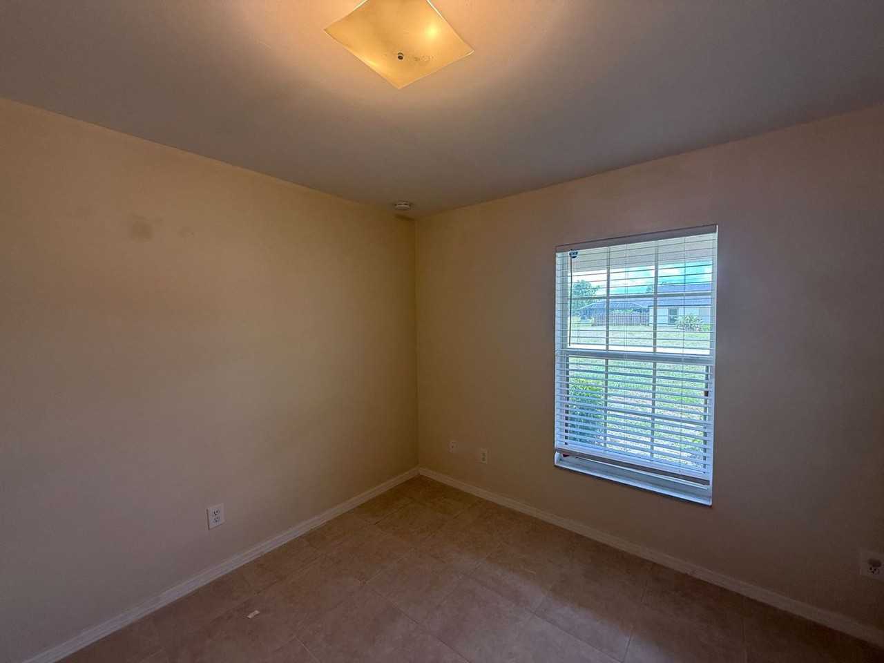 1823 Nw 31st St - Photo 5 of 7