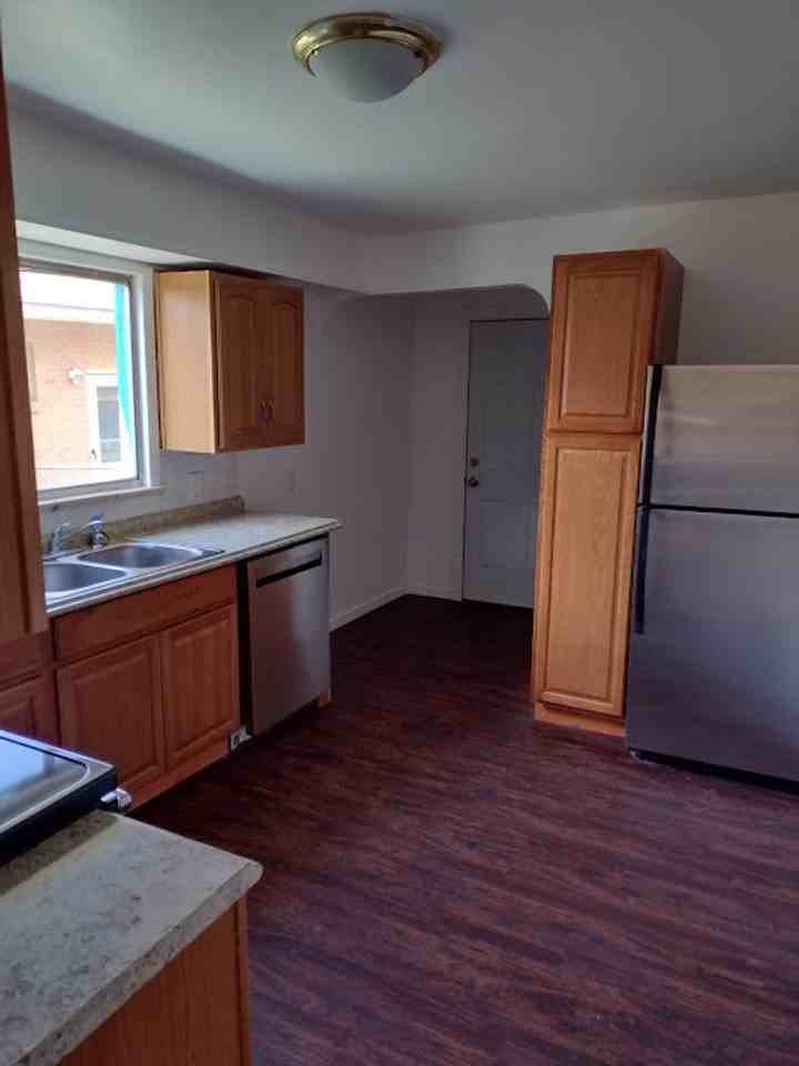 905 Nevada Ave - Photo 4 of 22