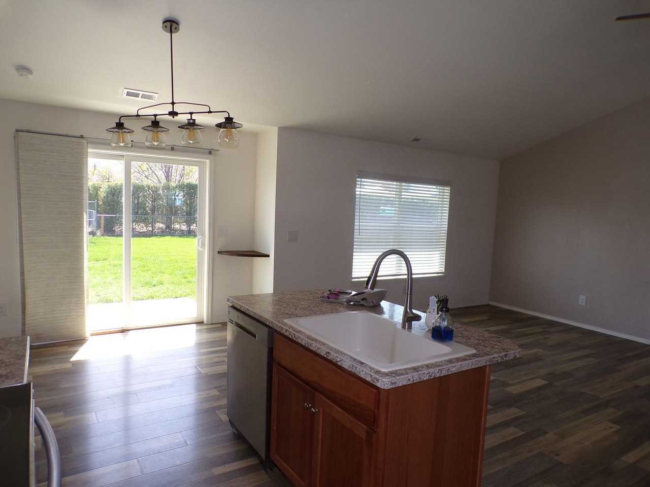 2812 Athens Ct - Photo 2 of 25