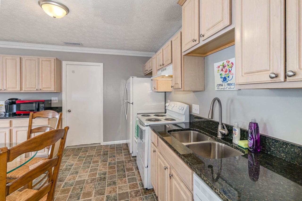 130 Overbrook Dr - Photo 4 of 24