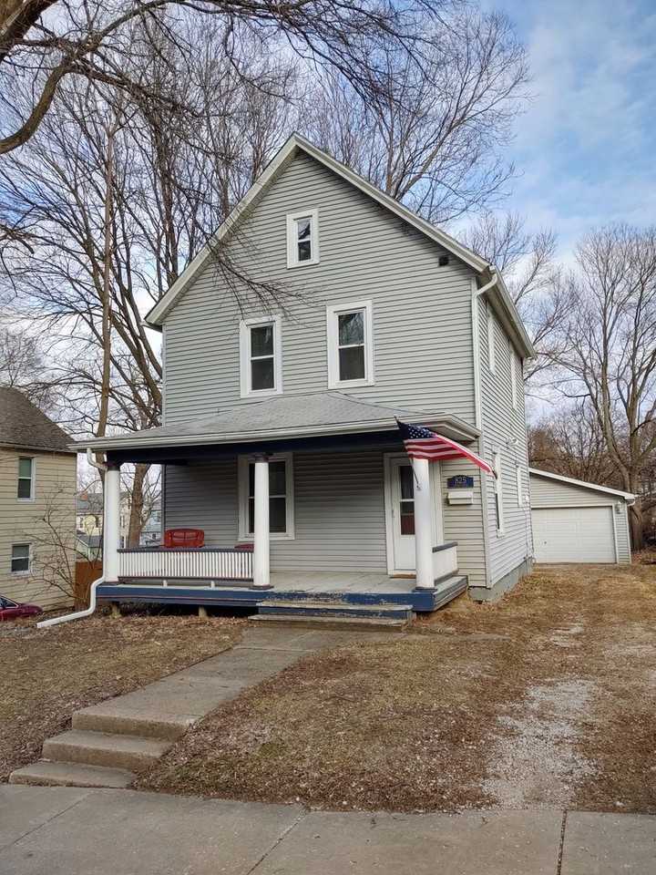 825 42nd St - Photo 2 of 20