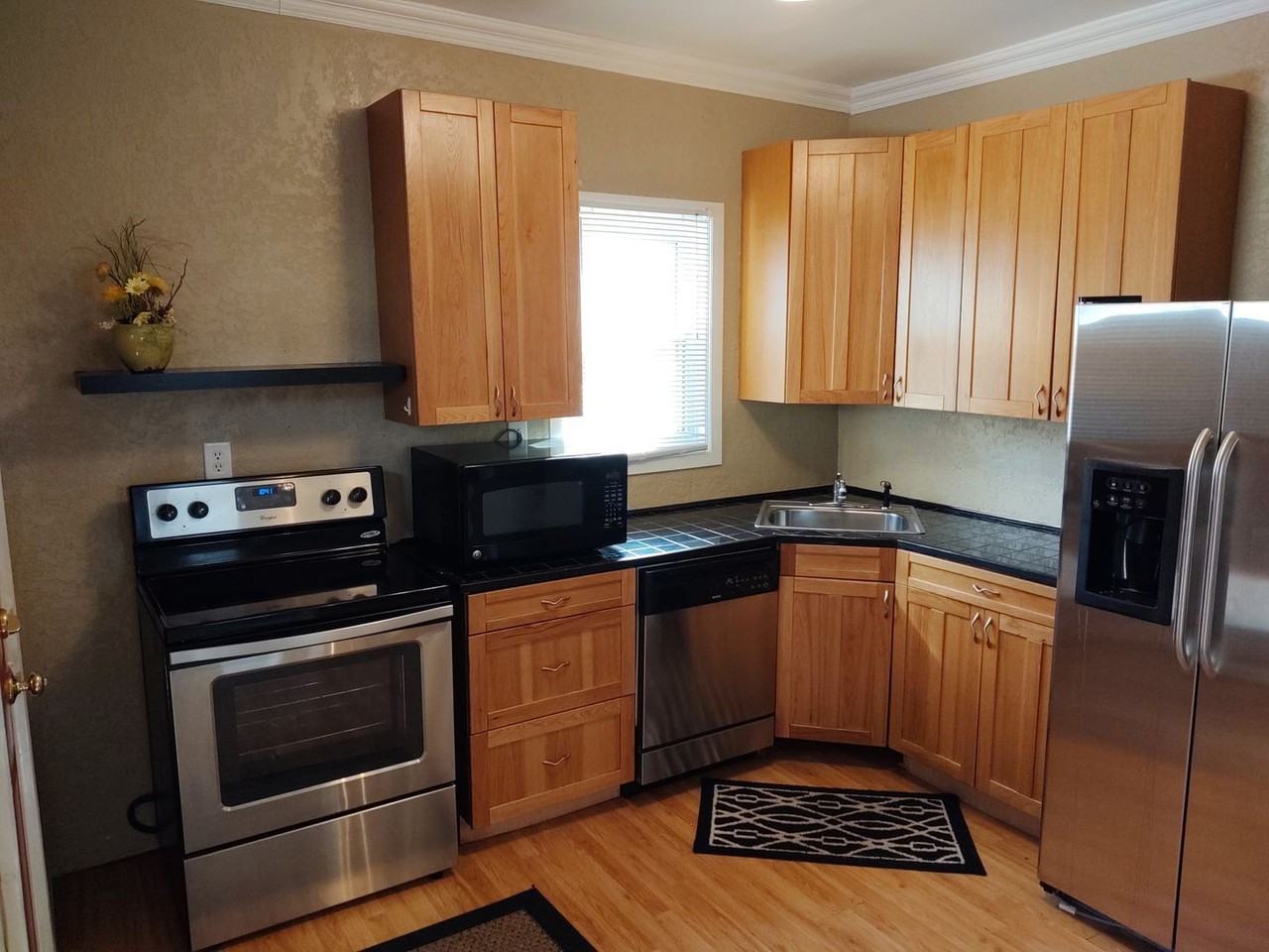 825 42nd St - Photo 4 of 20