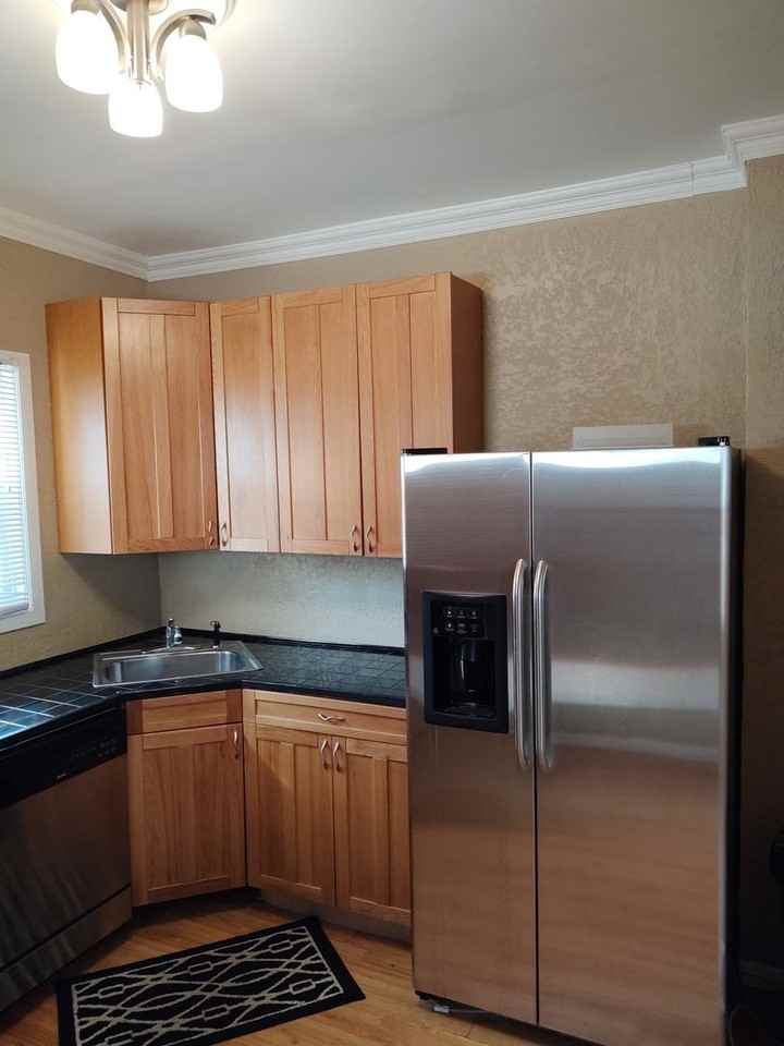 825 42nd St - Photo 5 of 20
