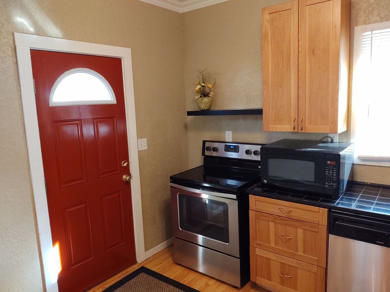 825 42nd St - Photo 6 of 20