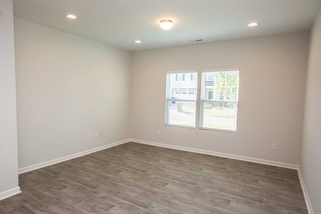 112 Raphael Pl - Photo 3 of 13