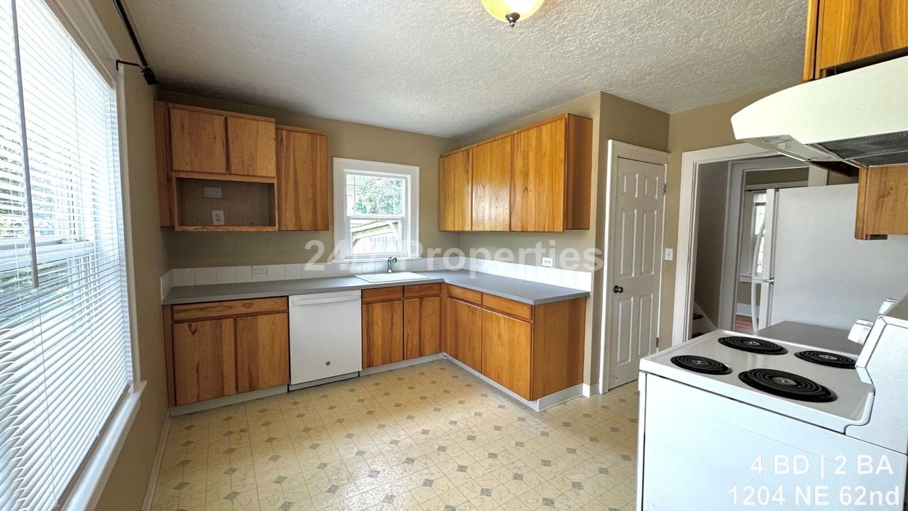 1204 Ne 62nd Ave - Photo 5 of 16