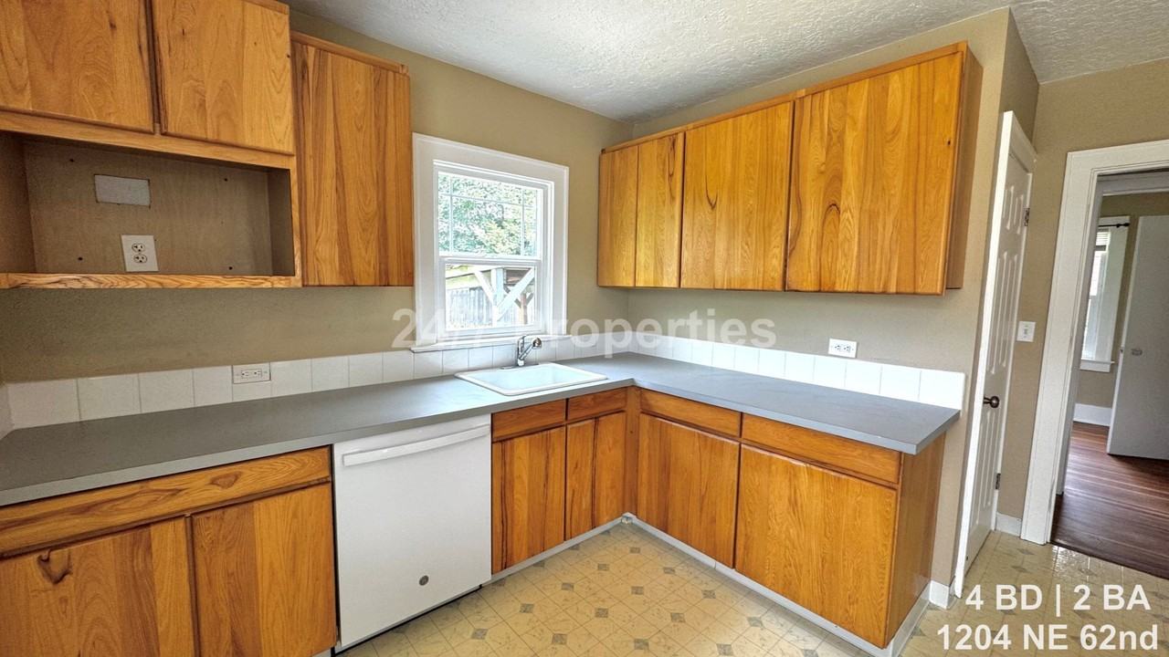 1204 Ne 62nd Ave - Photo 6 of 16