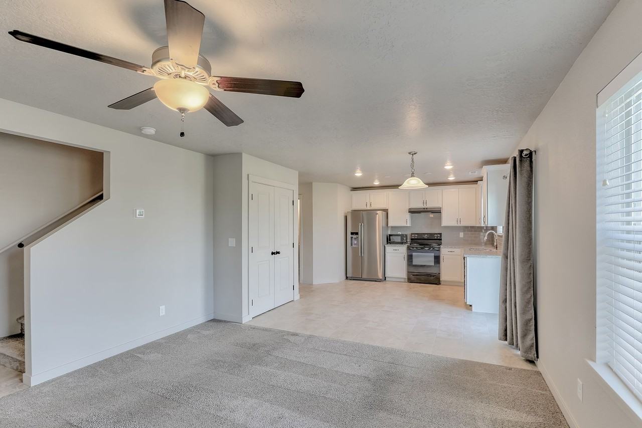 7505 S Foremast Ave - Photo 3 of 50