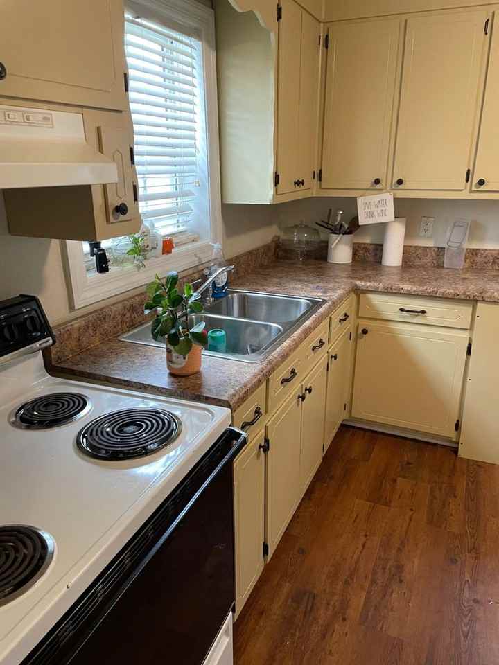 919 College St - Photo 2 of 8