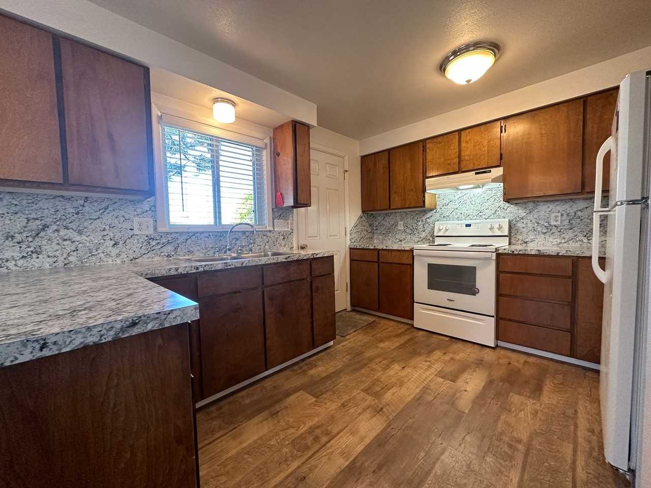 1008 S Holly St - Photo 5 of 9