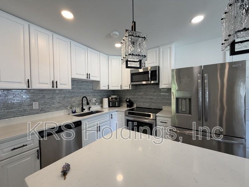 1035 Tradewinds Rd - Photo 3 of 14