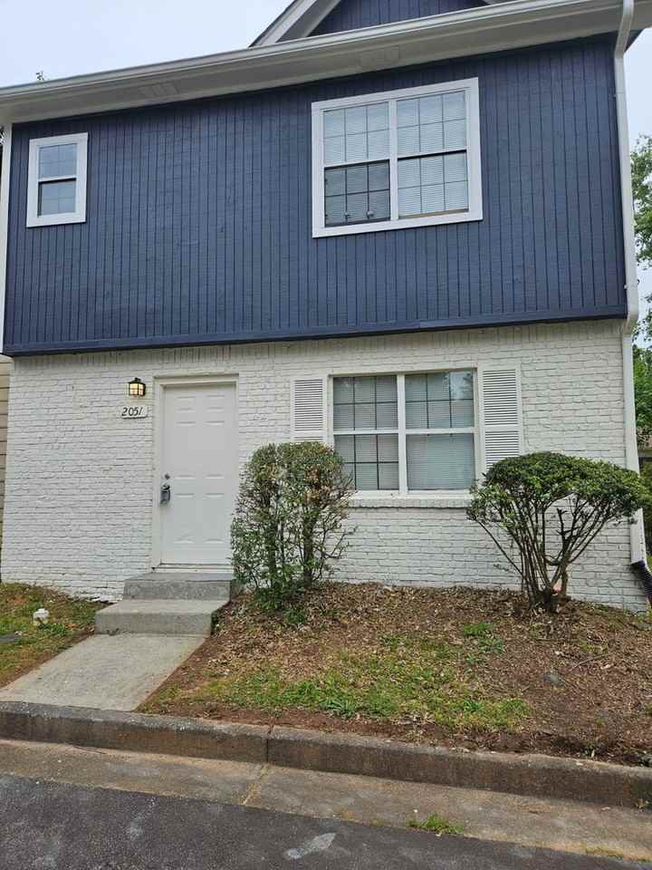 2051 Lenoa Ln