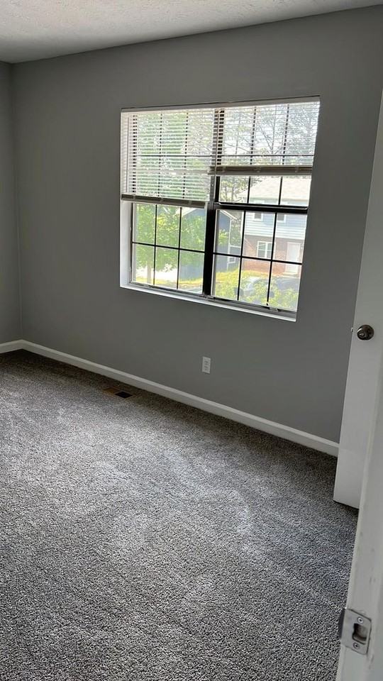 2051 Lenoa Ln - Photo 4 of 21