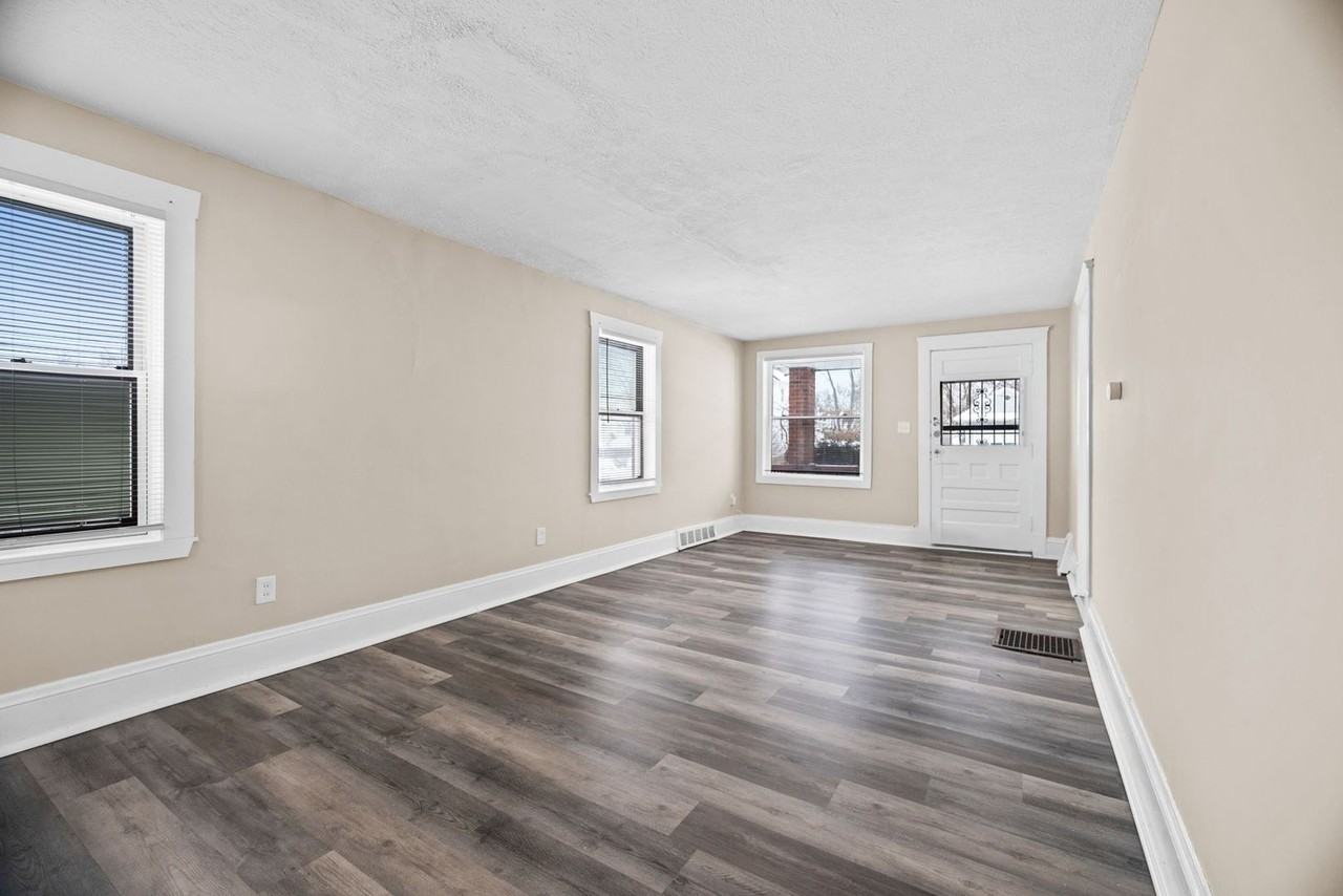 153 Henry St - Photo 3 of 24
