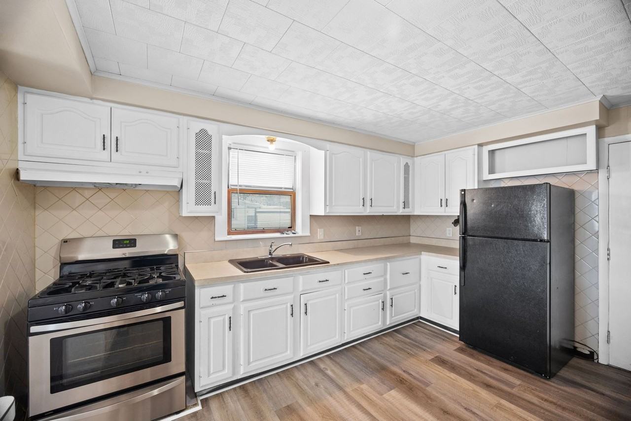 153 Henry St - Photo 4 of 24