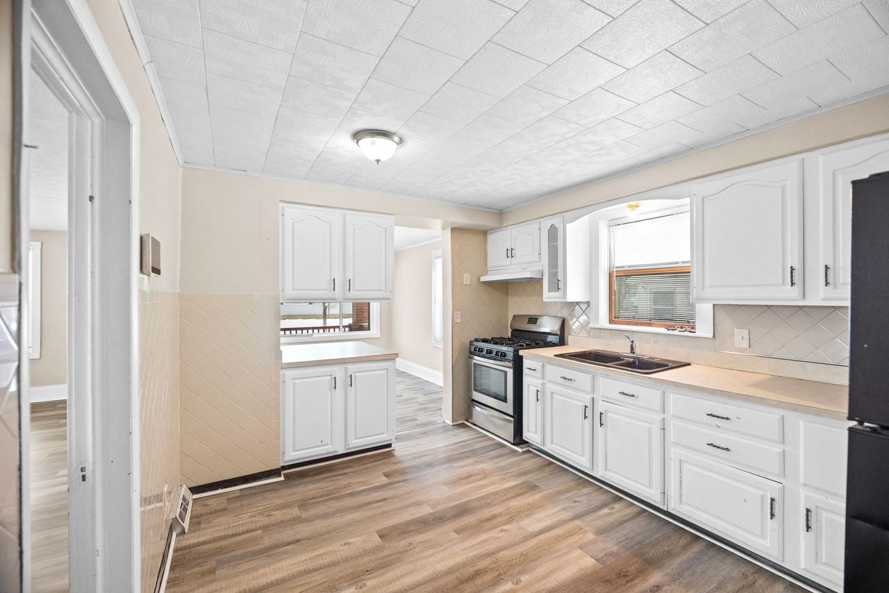 153 Henry St - Photo 5 of 24