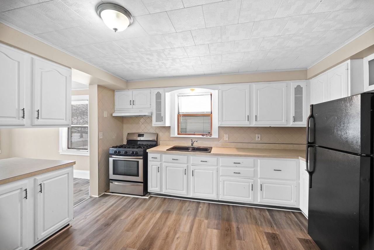 153 Henry St - Photo 6 of 24